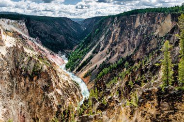 Yellowstone Nehri'nin Yellowstone Milli Parkı'nda renkli Kanyon Rapids'de