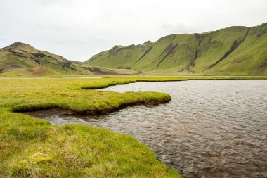 İzlanda'daki Landmannalaugar bölgesinde küçük bir göl