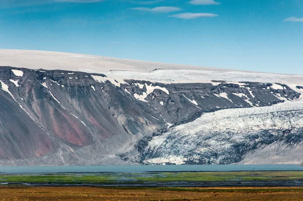 Egy gleccser ömlik a tó középső Izland — Stock Fotó