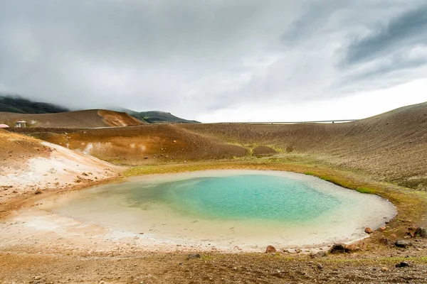 Un étang turquoise près des Viti dans la région du volcan Krafla dans la glace — Photo