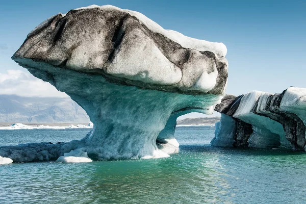 Iceberg na lagoa do glaciar Jokulsarlon na Islândia — Fotografia de Stock