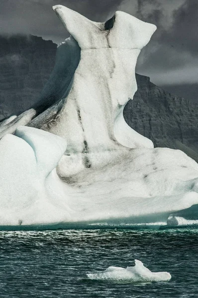 Iceberg na lagoa do glaciar Jokulsarlon na Islândia — Fotografia de Stock