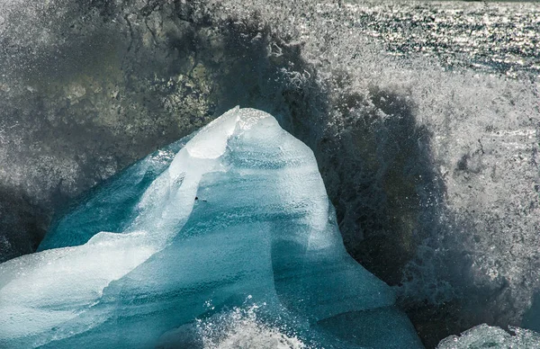 Blocs de glace rejetés sur la plage volcanique noire près du Jokulsarlon — Photo