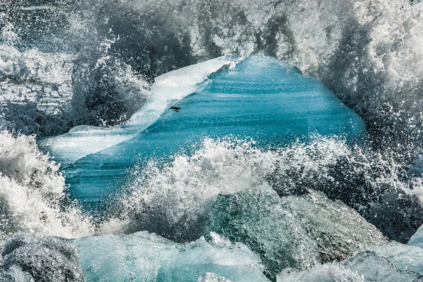 Μπλοκ του πάγου απέρριψε τη μαύρη ηφαιστειακή παραλία κοντά το Γιόκουλσάρλον — Φωτογραφία Αρχείου