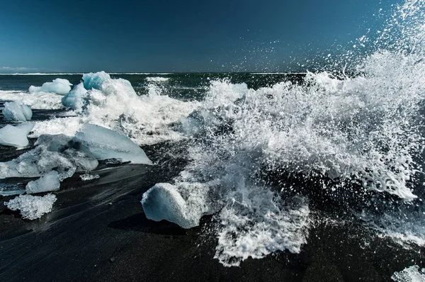 Blocchi di ghiaccio sulla spiaggia nera vicino al Jokulsarlon in Islanda — Foto Stock