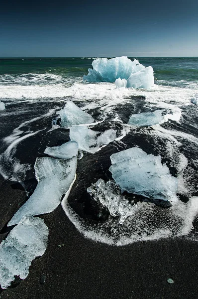 Blocchi di ghiaccio sulla spiaggia nera vicino al Jokulsarlon in Islanda — Foto Stock