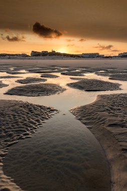 Su birikintileri ve düşük gelgit tarafından bea üzerinde yaptı havuzlarını gündoğumu