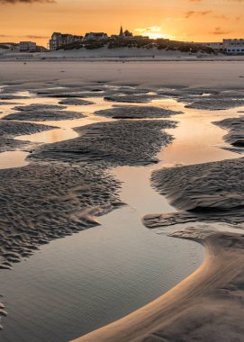 Su birikintileri ve düşük gelgit tarafından bea üzerinde yaptı havuzlarını gündoğumu