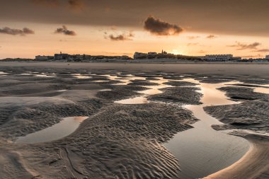 Su birikintileri ve düşük gelgit tarafından bea üzerinde yaptı havuzlarını gündoğumu