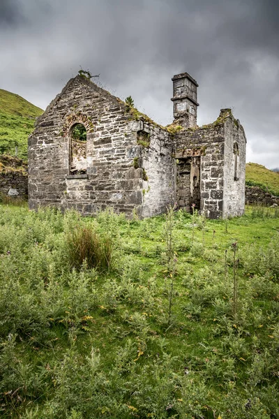 As ruínas de um edifício de pedra velho — Fotografia de Stock