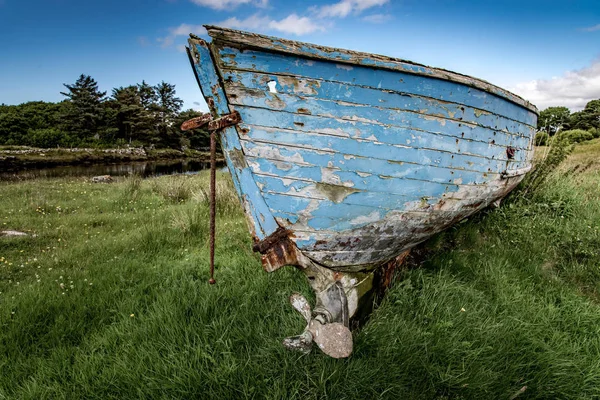 El casco azul de un viejo barco pesquero — Foto de Stock