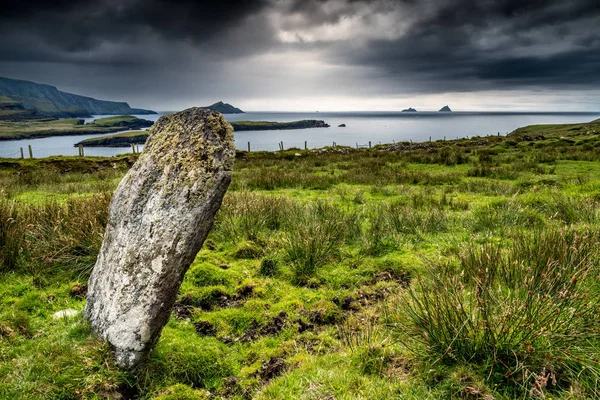 Írország partján a kő állva — Stock Fotó