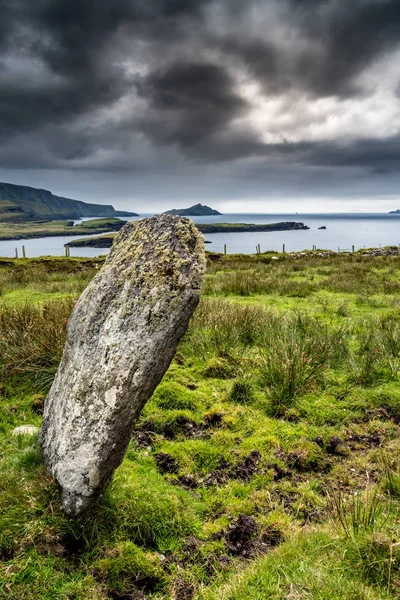 Pedra de pé na costa da Irlanda — Fotografia de Stock