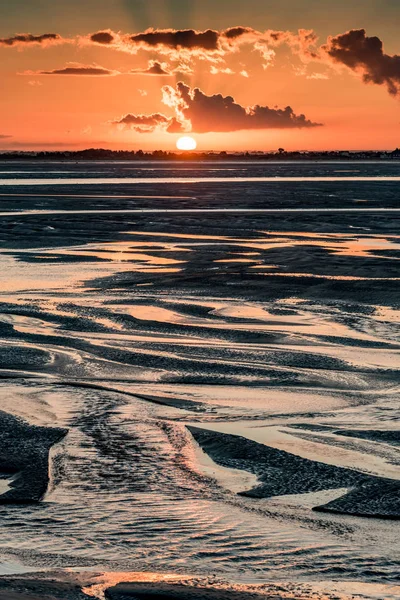 Salida del sol en el mar en el Baie de Somme con marea baja — Foto de Stock