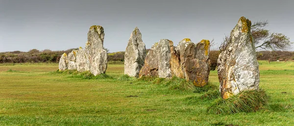 ブルターニュに石を立っている 緑の草原と灰色の空の下での装飾 — ストック写真