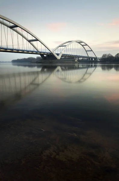 Brigde Elizabeth Zawacka Torun Vistula Nehri üzerinde adında. Polonya 2013