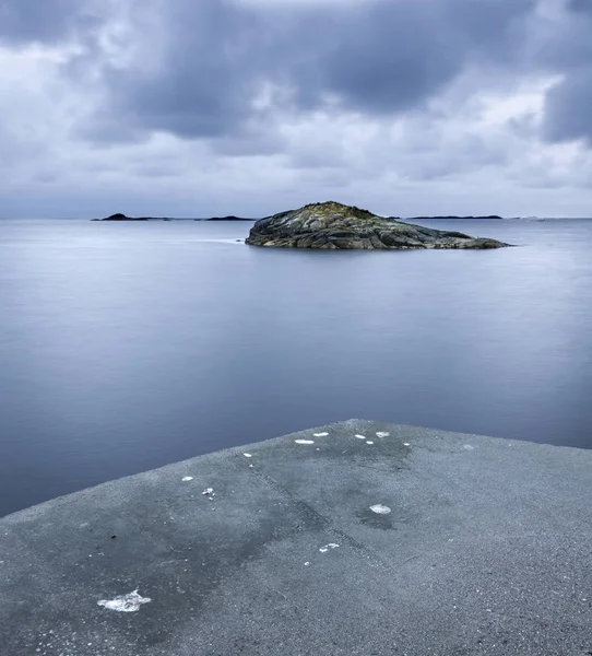 Ada Kobbholmen ve Vestmannsholmane, Blindheimssundet, görünümünü Vigra Adası taraftan daha fazla og Romsdal, Norveç 2013