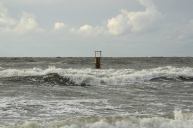 Demirleme, hawser varil. Polonya Chlopy şehir. Plaj tarafı denizden görüntüleyin. Polonya Baltık Denizi 2013