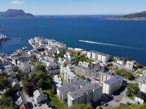 Alesund şehir Norveç - viewpiont Aksla Fjellstua üzerinde. Denizi ve Sahili eski binalar ile güzel manzaralı bir yer.