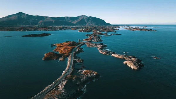 Atlantik Okyanusu Yolu (aslen Norveççe: Atlanterhavsvegen veya Atlanterhavsveien), Norveç 'in başkenti Mre og Romsdal' da bulunan düzinelerce küçük ada üzerinde bulunur.