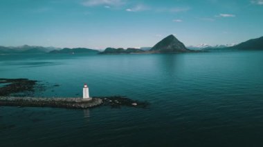 Deniz fenerini geçtikten sonra başka bir adaya doğru çok yavaş bir uçuş. Godoy Adası 'ndaki Hogsteinen deniz feneri, Daha fazla og Romsdal, Norveç 2019, 4k2k