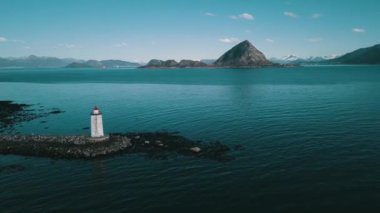 Deniz fenerini geçince, suyun üstünde, başka bir adaya doğru. Godoy Adası 'ndaki Hogsteinen deniz feneri, Daha fazla og Romsdal, Norveç 2019, 4k2k