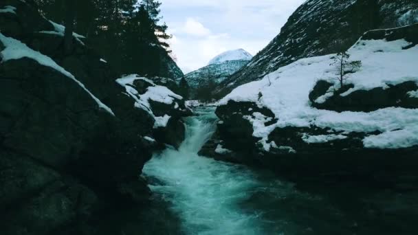 Corso Acqua Una Piccola Cascata Nel Paesaggio Invernale Montagna Valldal — Video Stock