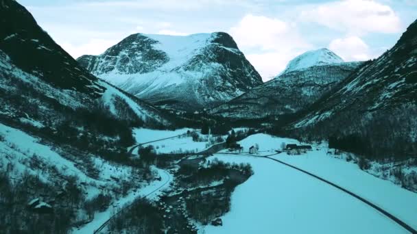 Volo Sul Fiume Nel Paesaggio Invernale Montagna Valldal More Romsdal — Video Stock