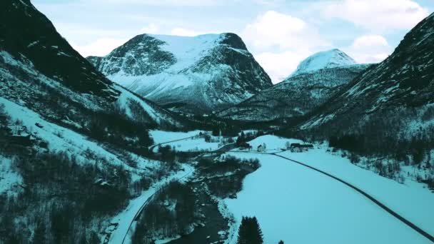 Volo Sul Fiume Nel Paesaggio Invernale Montagna Valldal More Romsdal — Video Stock