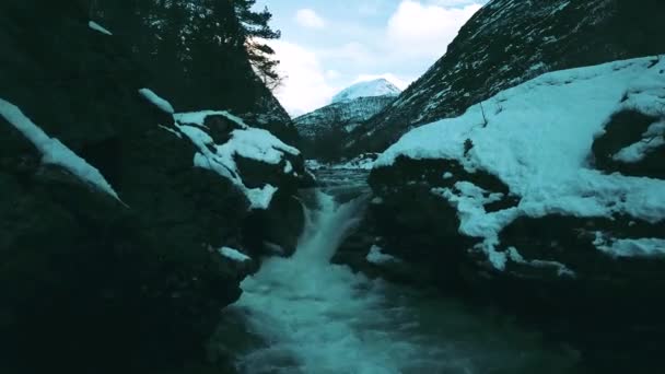Corso Acqua Una Piccola Cascata Nel Paesaggio Invernale Montagna Valldal — Video Stock