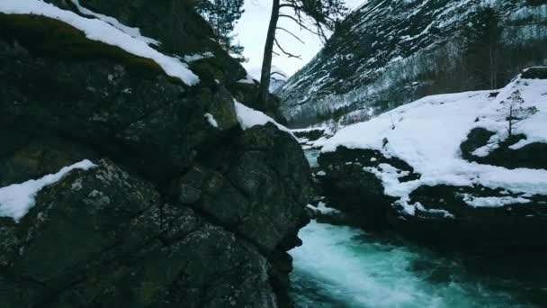 Corso Acqua Una Piccola Cascata Nel Paesaggio Invernale Montagna Valldal — Video Stock