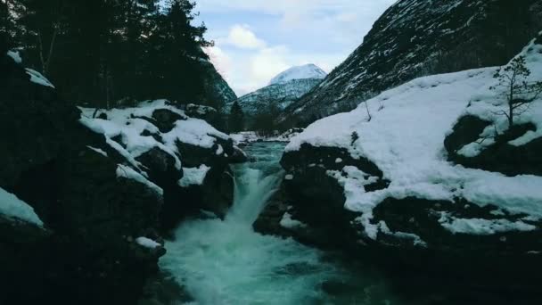 Strumień Wody Mały Wodospad Zimowej Scenerii Górach Valldal Więcej Romsdal — Wideo stockowe