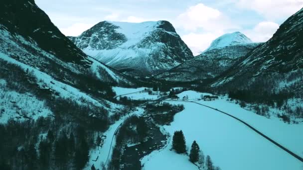 Flug Über Den Fluss Der Winterlandschaft Den Bergen Valldal More — Stockvideo