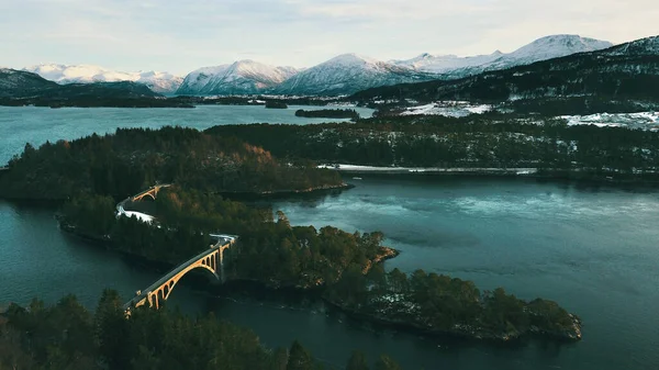 Straumen üzerindeki iki eski köprü, Skodje belediyesinde 661 no 'lu otoyolda, Straumen ve Digernes, Stettevegen, Skodjestraumen, More og Romsdal, Norveç 2020