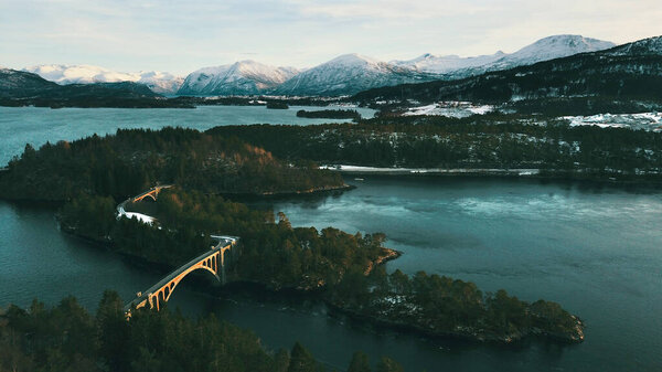 Два старых моста над мужчинами на автостраде 661 в муниципалитете Скодже между городами Омен и Дигернес, Штеттевеген, Скоджестмен, Море-ог-Ромсдал, Норвегия 2020
