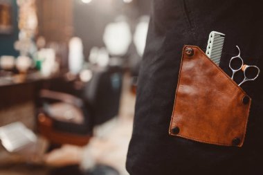 Kuaför Salonu. Arka plan sandalyede saç kesmek için makas yakın çekim. boşaltmak
