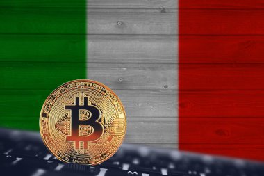 Bitcoin. Bitcoin bayrağı İtalya zemin üzerine.