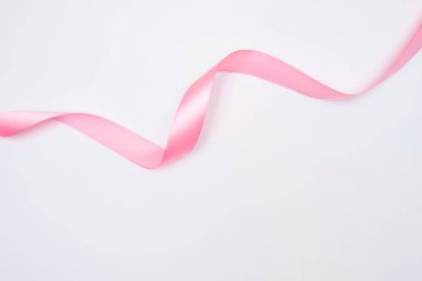 Beyaz arkaplanda izole edilmiş röfleli pembe kurdele, üst görünüm