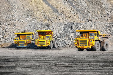 Açık maden endüstrisi. Kömür parkı kariyeri için büyük sarı maden kamyonu.