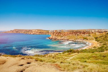 Panorama Golden Bay Malta Yazlık Turist Tatil Köyü, deniz mavisi. Seyahat kavramı