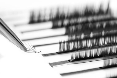 Kirpik uzatma prosedürü. Kırbaç cımbızı, makro fotoğraf ayarla, izole edilmiş beyaz arkaplan