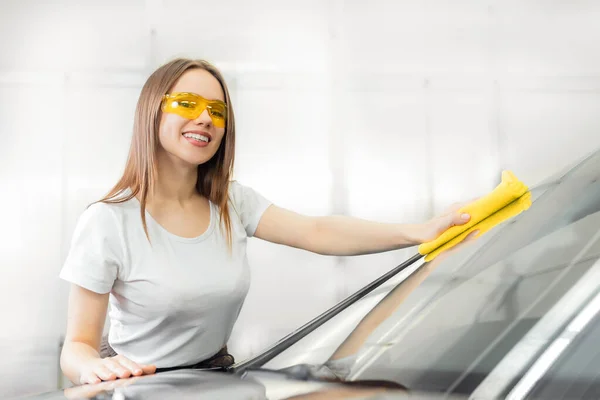 Krásné ženy s úsměvem mytí auta čisté — Stock fotografie