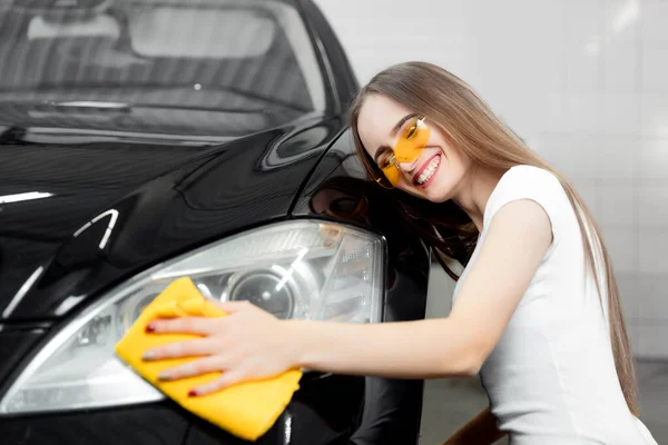 Beautiful girl owner clean car in self-service wash — Stock Photo, Image