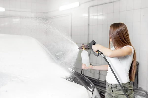 Servicio de lavado de autos. Trabajador mujer limpieza auto utilizando espuma de alta presión de agua —  Fotos de Stock