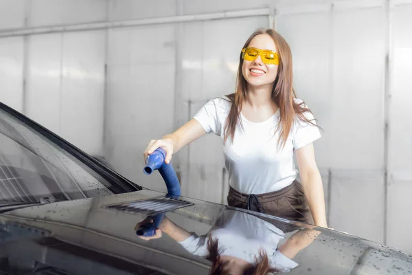 Service-Autowaschanlage Express. Arbeiterin benutzt Turbo-Trockner, um Wassertropfen zu entfernen — Stockfoto