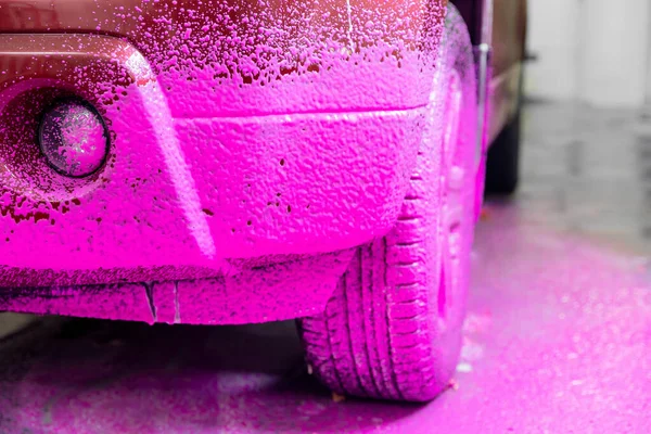 Autoservis detailní mytí, růžová pěna na čištění nečistot s vůní třešní — Stock fotografie