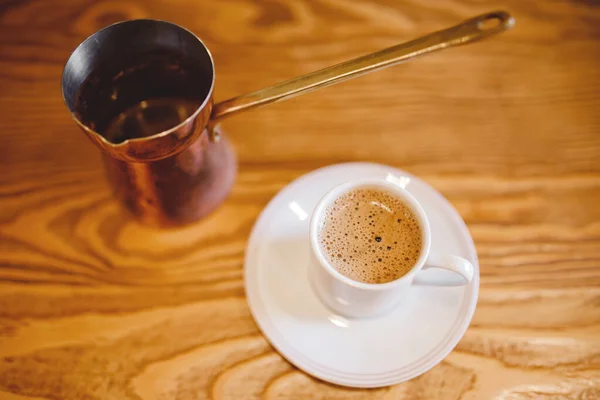 Espresso-Kaffee in weißer Keramiktasse auf hölzernem Hintergrund, zubereitet in Cezvesand — Stockfoto