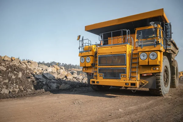 大きな黄色の鉱山トラックは、アントラサイトが開いてピット炭鉱を移動します — ストック写真