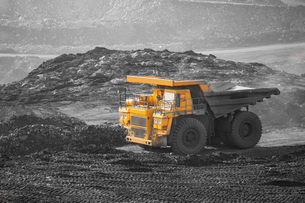 Branschen för dagbrott. Stor gul gruvdrift lastbil för kol flyttar på väg karriär — Stockfoto