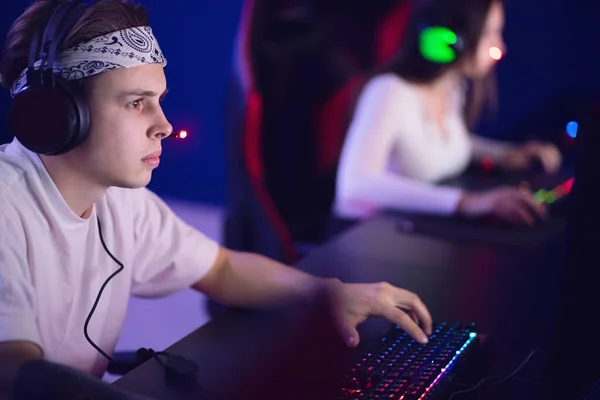 Streamer άνθρωπος επαγγελματίας gamer παίζει online παιχνίδια υπολογιστή με ακουστικά — Φωτογραφία Αρχείου